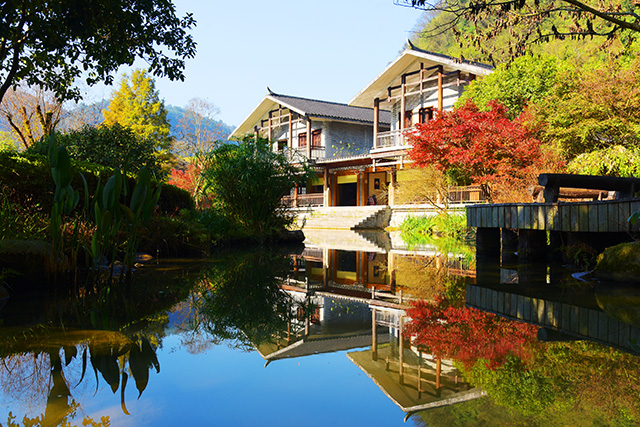 張家界黃龍洞景區(qū)：初冬秋色艷，游客樂(lè)享休閑時(shí)光（組圖）