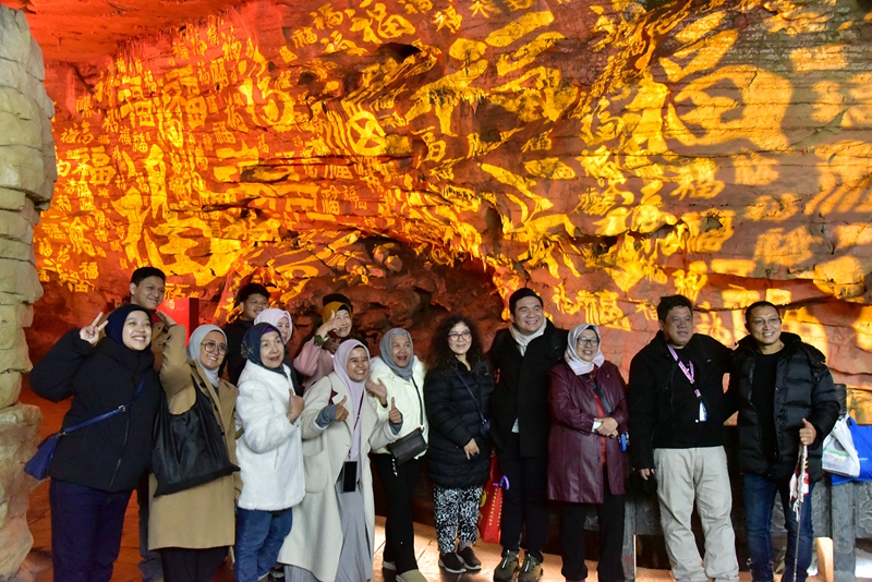 黃龍洞景區(qū)春節(jié)活動(dòng)精彩啟幕，中外文化交融共譜新春樂(lè)章