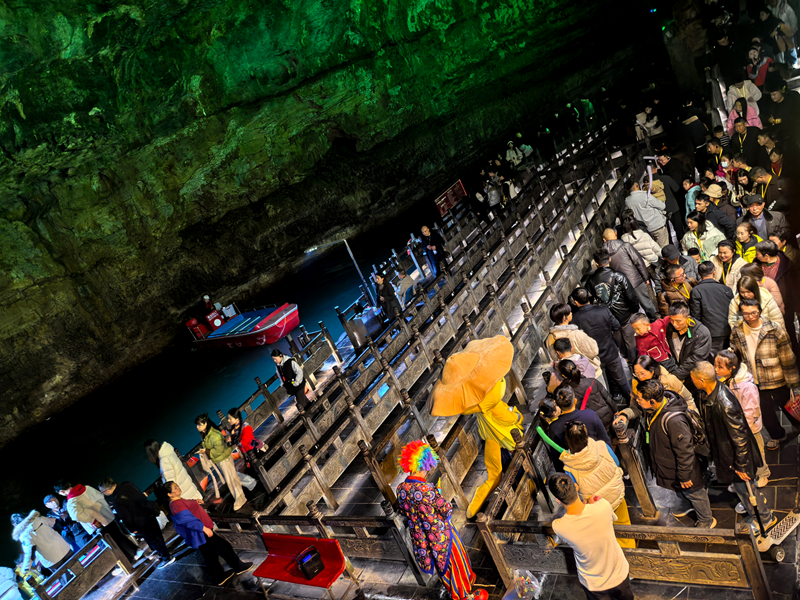 黃龍洞景區(qū)有序應(yīng)對(duì)客流高峰，近萬(wàn)中外游客共享“潮玩中國(guó)年”